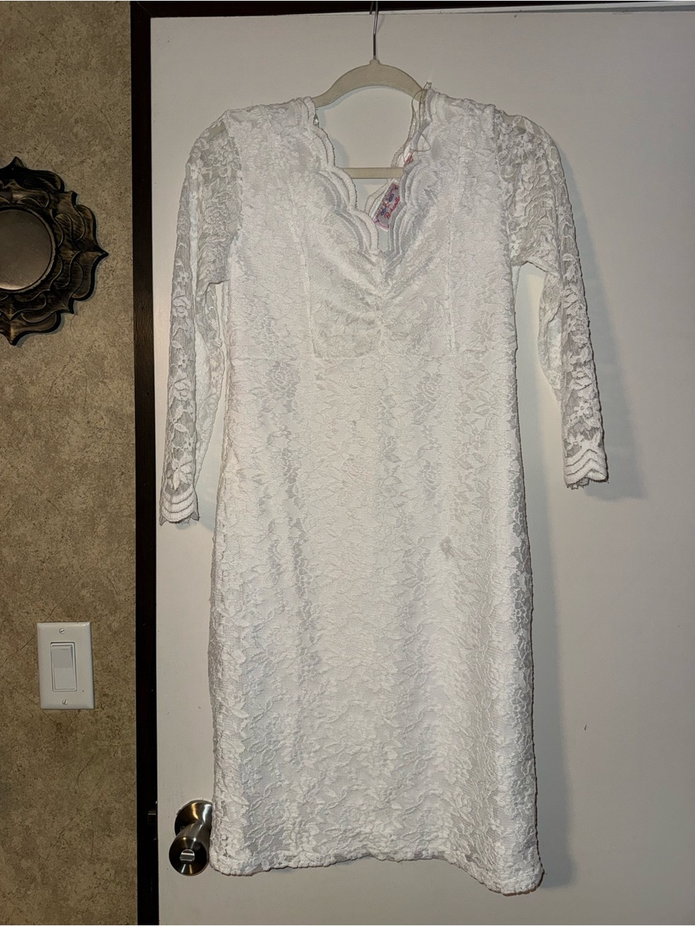 Elegant White Lace Long-Sleeve Sheath Dress